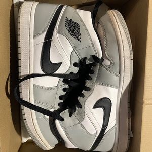 Air Jordan 1 Mid ‘Smoke Grey